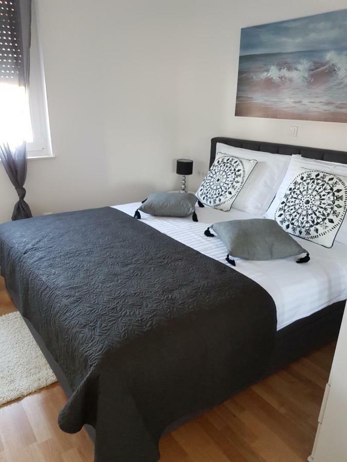 Petra'S Place - Sea View Apartment Слатине Екстериор снимка